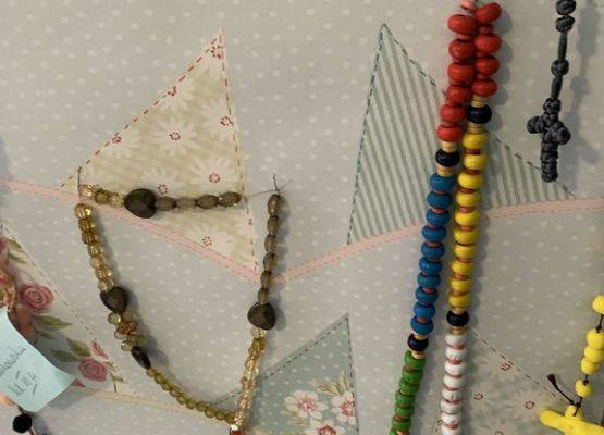 Koraliki, paciorki, makaron i żelki , czylikolorowe cudeńka grafika