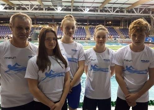 Weronika i Hania w krajowej czołówce juniorek w pływaniu grafika