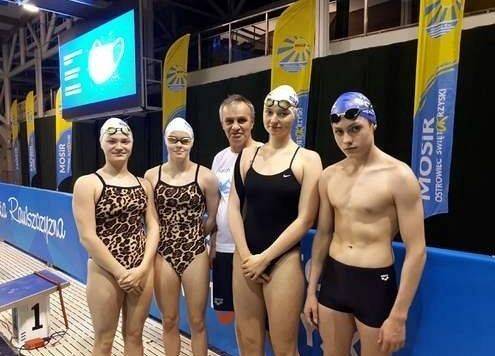 Weronika i Hania w krajowej czołówce juniorek w pływaniu grafika