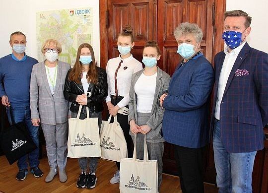 Gratulacje dla zawodniczek i ich trenera w lęborskim ratuszu grafika