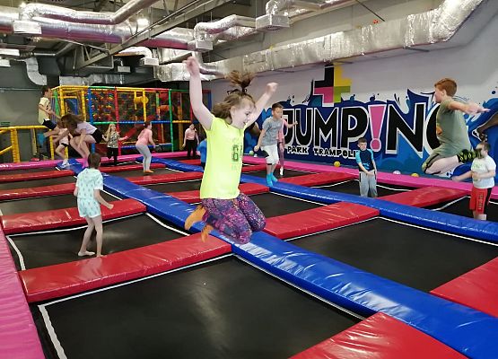 Klasa 3b w  Jumping Park Trampolin w Lęborku grafika