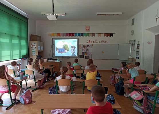 Podsumowanie projektu edukacyjnego: „Czytam z klasą lekturki spod chmurki” grafika