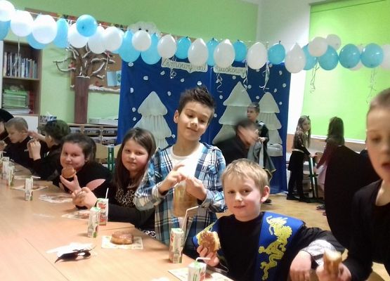 Podsumowanie projektu edukacyjnego: „Czytam z klasą lekturki spod chmurki” grafika