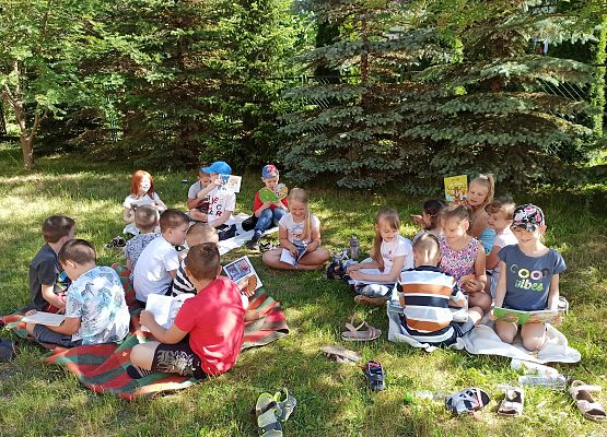 Podsumowanie projektu edukacyjnego: „Czytam z klasą lekturki spod chmurki” grafika
