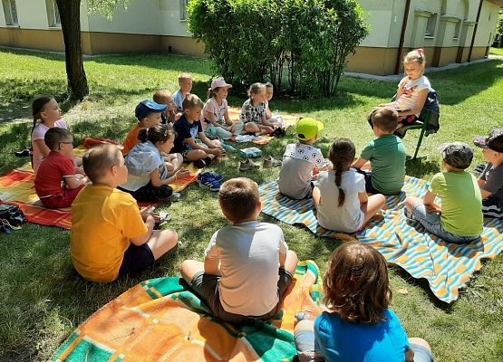 Podsumowanie projektu edukacyjnego: „Czytam z klasą lekturki spod chmurki” grafika