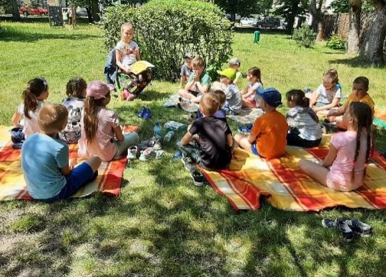 Podsumowanie projektu edukacyjnego: „Czytam z klasą lekturki spod chmurki” grafika