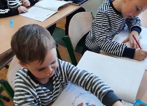 Podsumowanie projektu edukacyjnego: „Czytam z klasą lekturki spod chmurki” grafika