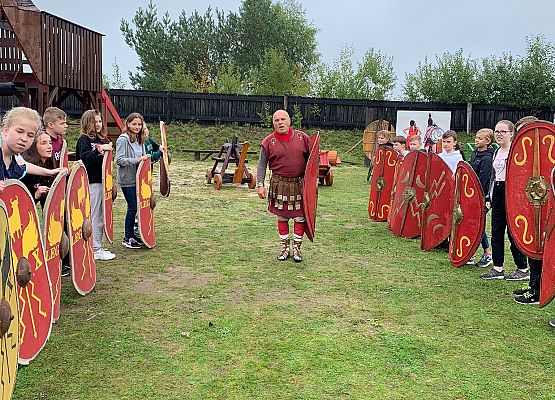 Lekcja historii w terenie grafika