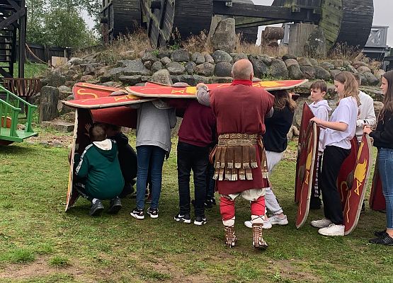 Lekcja historii w terenie grafika