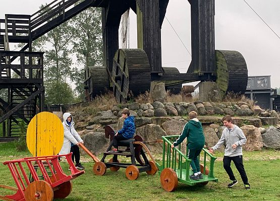 Lekcja historii w terenie grafika