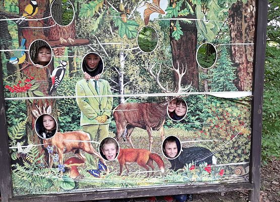 Lekcja przyrody w terenie grafika