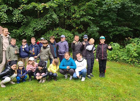 Lekcja przyrody w terenie grafika