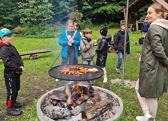 Lekcja przyrody w terenie grafika
