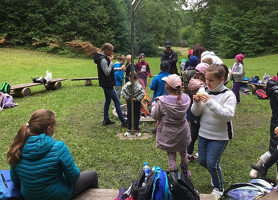 Lekcja przyrody w terenie grafika