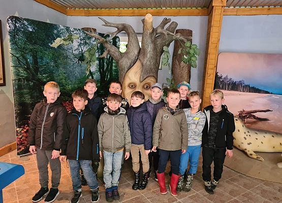 Lekcja przyrody w terenie grafika