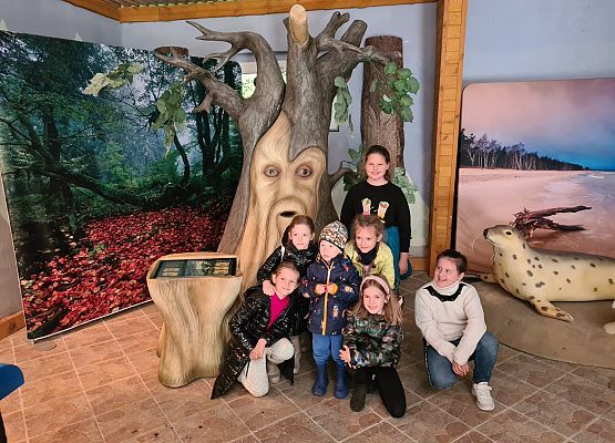 Lekcja przyrody w terenie grafika