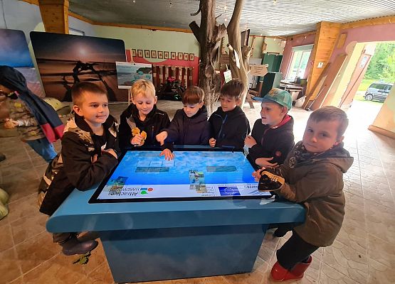 Lekcja przyrody w terenie grafika