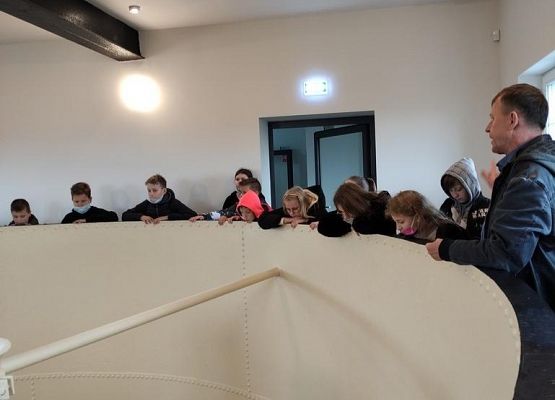 Klasy piąte na lekcji plastyki w muzeum i … grafika