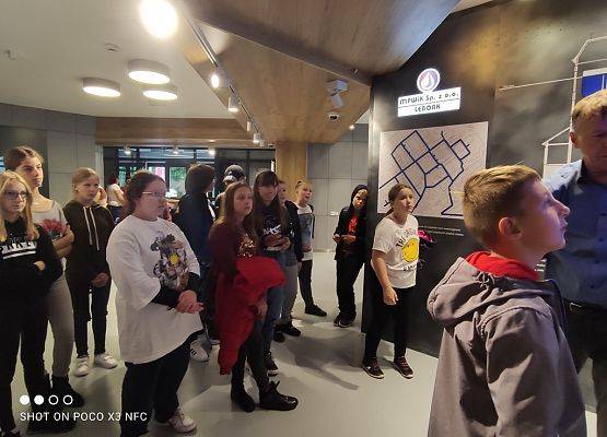 Klasy piąte na lekcji plastyki w muzeum i … grafika