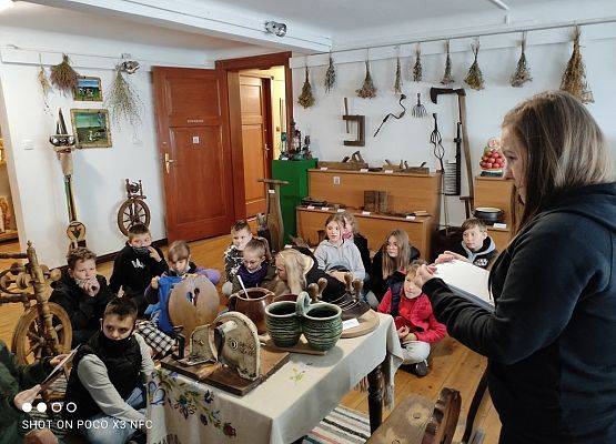 Klasy piąte na lekcji plastyki w muzeum i … grafika