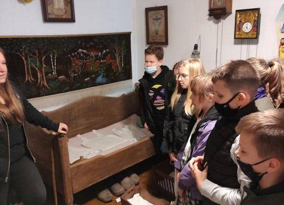 Klasy piąte na lekcji plastyki w muzeum i … grafika