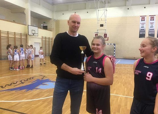 Zwycięski turniej koszykarek z SP1 grafika