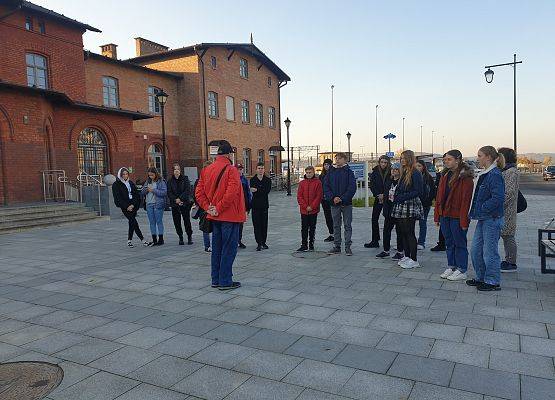 Grupa projektowa Erasmus+ na jesiennym spacerze po Lęborku grafika