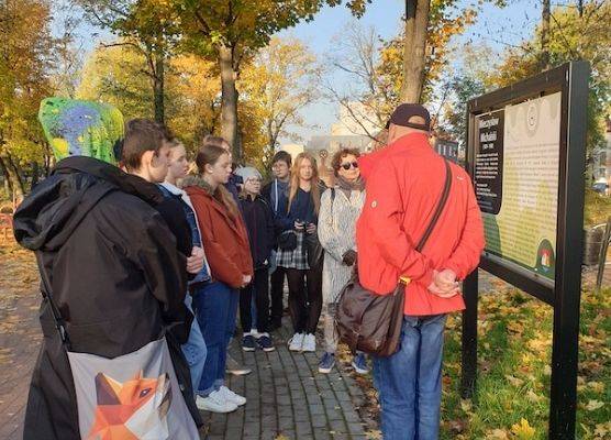 Grupa projektowa Erasmus+ na jesiennym spacerze po Lęborku grafika