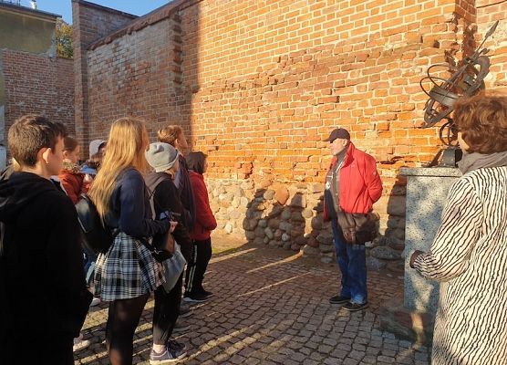 Grupa projektowa Erasmus+ na jesiennym spacerze po Lęborku grafika