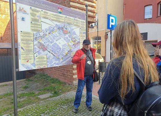 Grupa projektowa Erasmus+ na jesiennym spacerze po Lęborku grafika