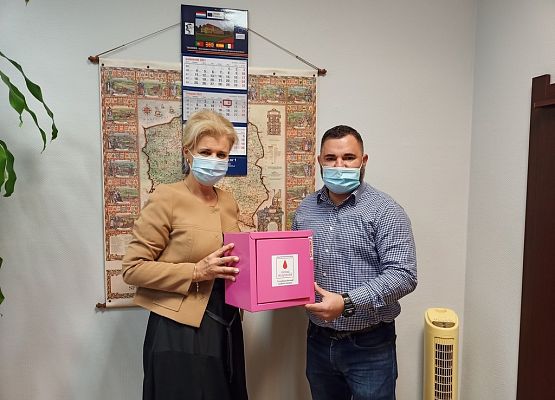 Różowa skrzyneczka w naszej szkole grafika