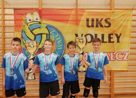 Młodzi siatkarze z sukcesami na Ogólnopolskim  Turnieju  Mini Piłki Siatkowej w Wałczu grafika