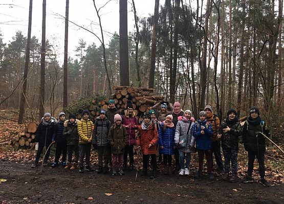 Uczniowie klasy 4c w Nadleśnictwie Lębork grafika