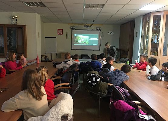 Uczniowie klasy 4c w Nadleśnictwie Lębork grafika