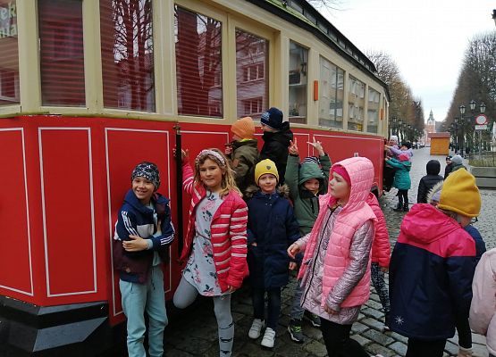 Wizyta klas Ib i Ic w Teatrze Lalki Tęcza w Słupsku grafika