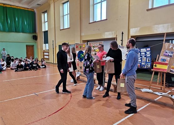 Dzień ciekawości świata grafika