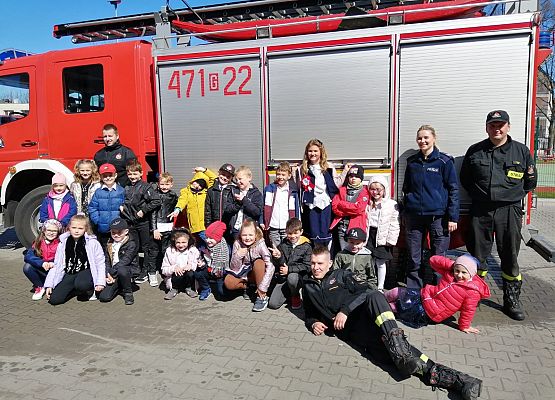 Pierwszaki odwiedziły strażaków grafika