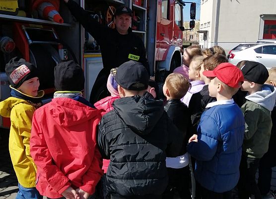 Pierwszaki odwiedziły strażaków grafika