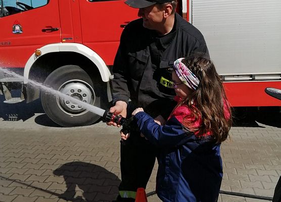 Pierwszaki odwiedziły strażaków grafika