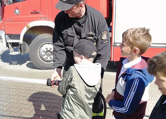 Pierwszaki odwiedziły strażaków grafika