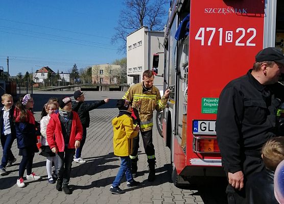 Pierwszaki odwiedziły strażaków grafika