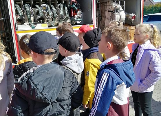 Pierwszaki odwiedziły strażaków grafika