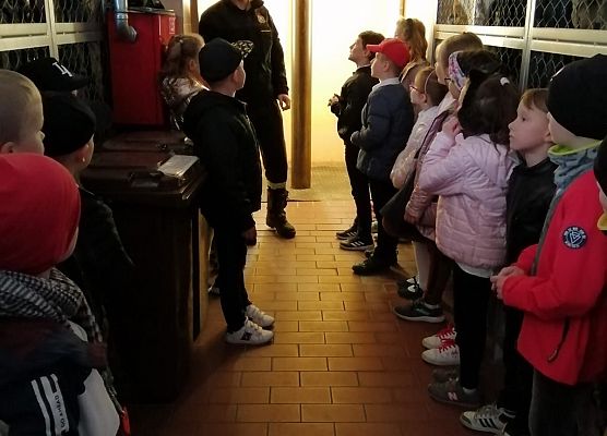 Pierwszaki odwiedziły strażaków grafika