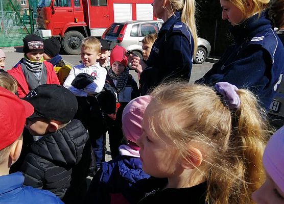 Pierwszaki odwiedziły strażaków grafika