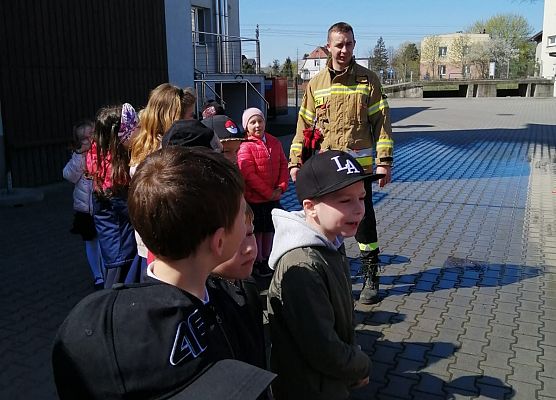 Pierwszaki odwiedziły strażaków grafika