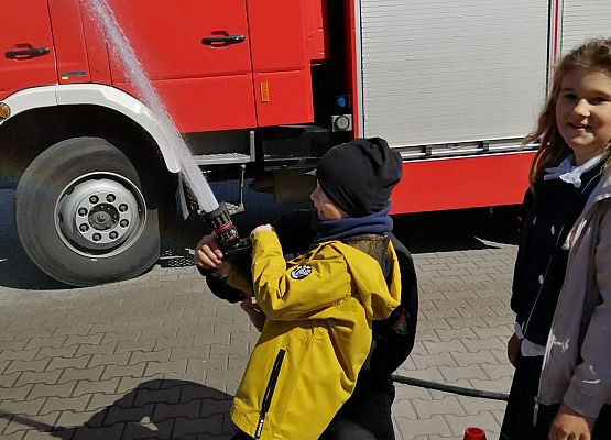 Pierwszaki odwiedziły strażaków grafika