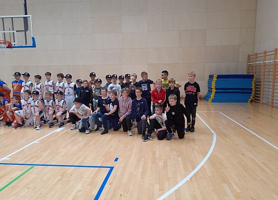 Uczniowie z UKS ,,jedynka" na Międzynarodowym Turnieju Koszykówki w Człuchowie grafika