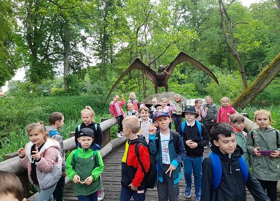 Wycieczka klasy 1D do Parku Ewolucji grafika