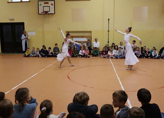 Występ grupy artystycznej grafika