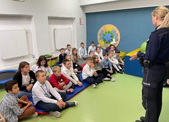 „Bezpieczna droga do szkoły” – spotkanie z policjantem grafika